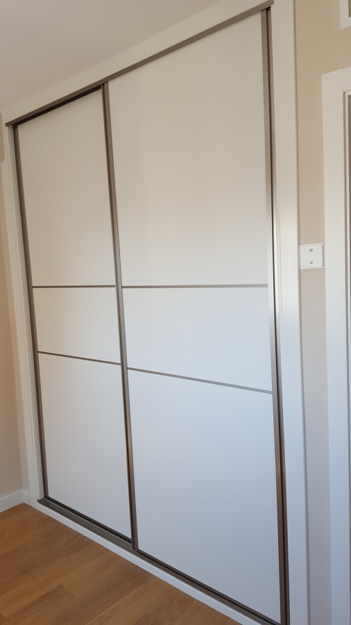 VISTA FRENTE DE ARMARIO EN SISTEMA DE HOJAS CORREDERAS