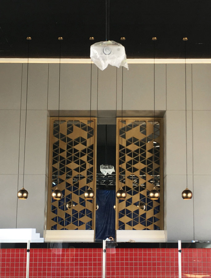 Vista frontal de la barra del bar principal