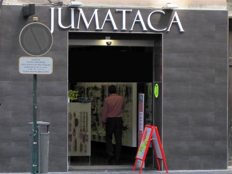 Vista frontal de la fachada del local