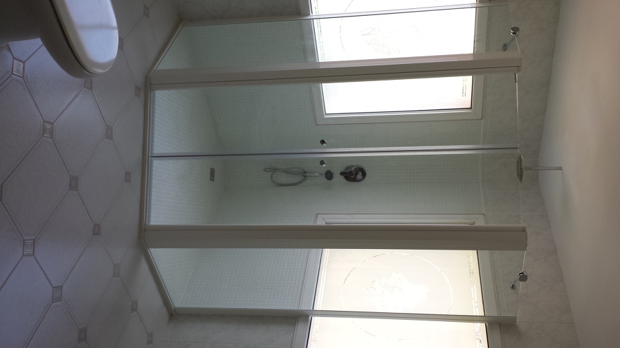 vista frontal de las dos hojas abatibles de la mampara de Profiltek