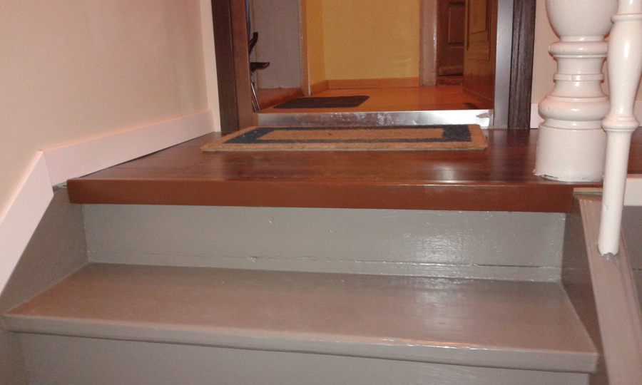 Vista frontal del inicio de las escaleras.