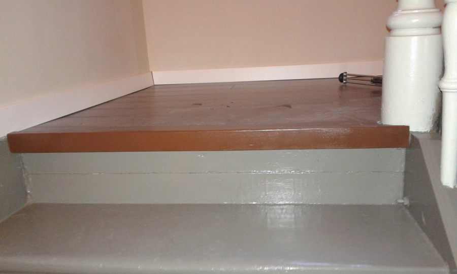 Vista frontal del rellano intermedio de las escaleras