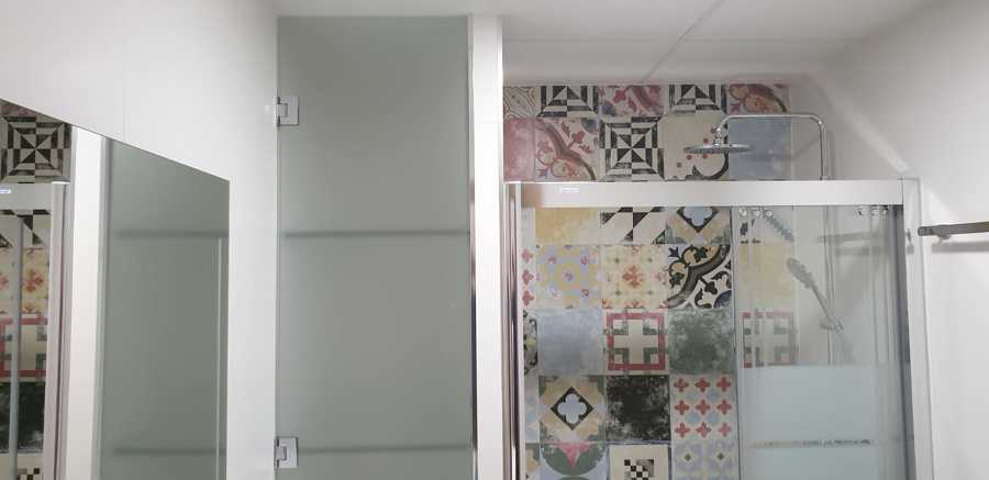 Vista Frontal Mampara y Armario