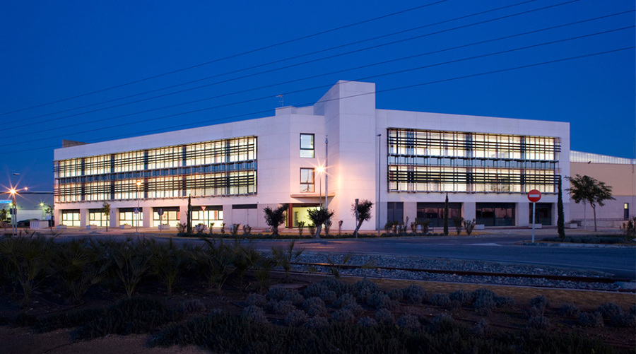 Vista Frontal nocturna Edificio Oficinas