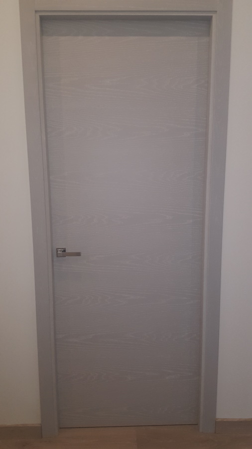 Vista frontal puerta ciega