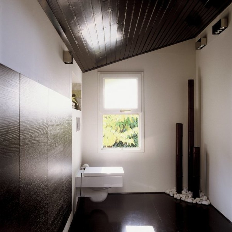 vista general de baño con techos originales de madera de pino lacada.