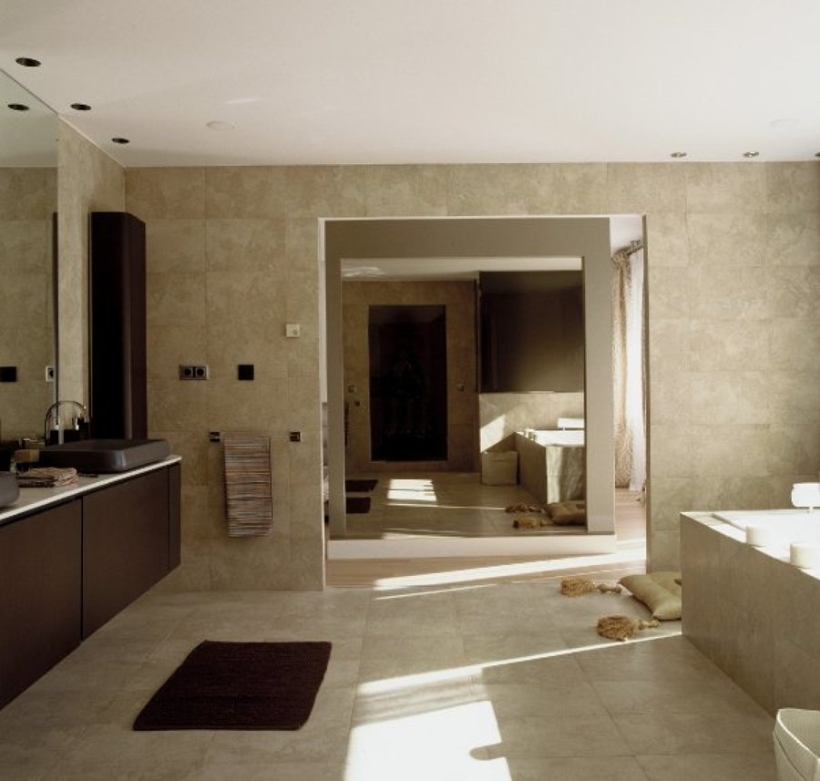 vista general de gran baño en casa en la moraleja, madrid.