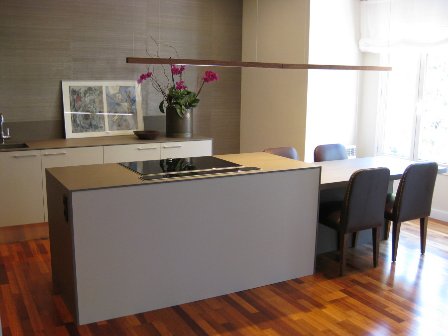 Vista general de la isla con mesa adjunta de Neolith