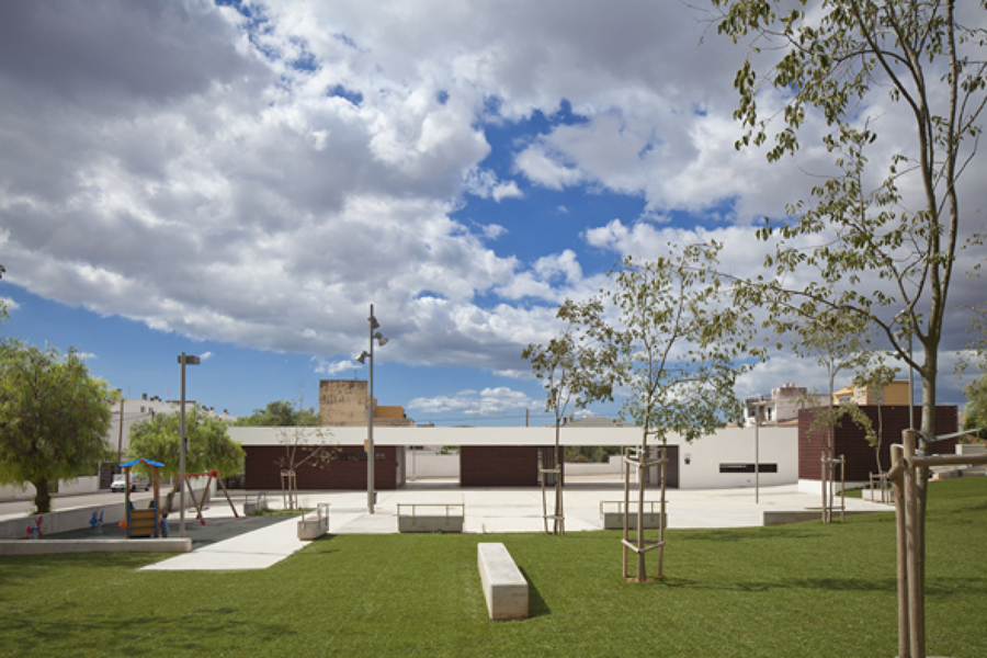 Vista general de la plaza y el edificio.
