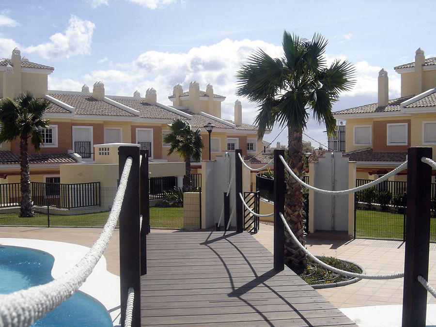 Vista General desde el Puente situado en el centro de la magnífica piscina