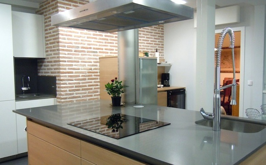 Vista general isla y muro de ladrillo visto