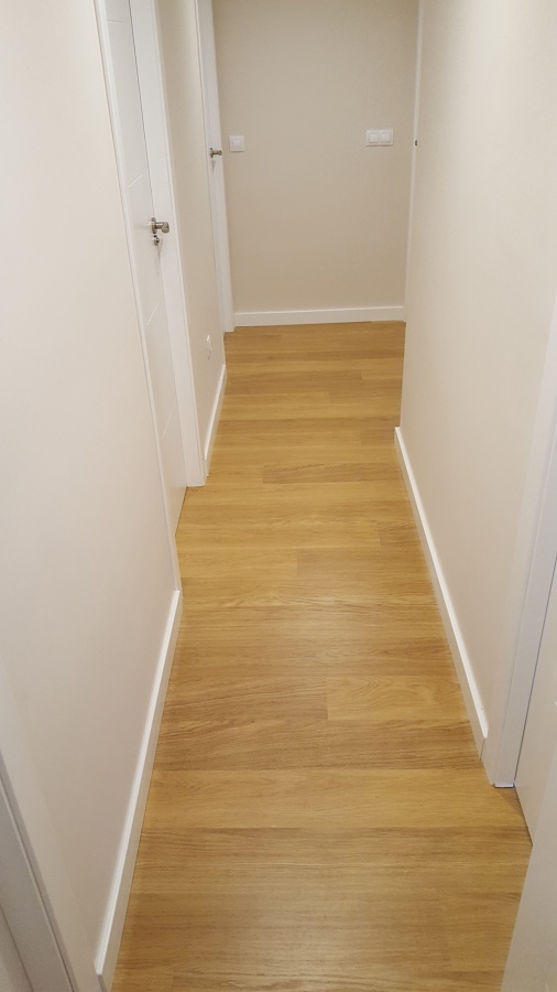 VISTA GENERAL PASILLO DONDE SE OBSERVA TARIMA  QUICK-STEEP GAMA ELIGNA 