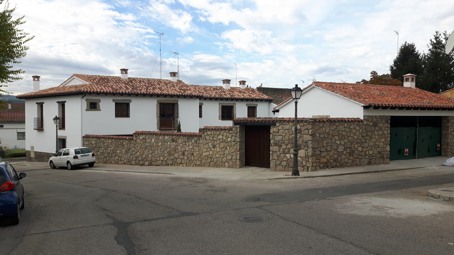 Vista general posterior de la vivienda y el patio