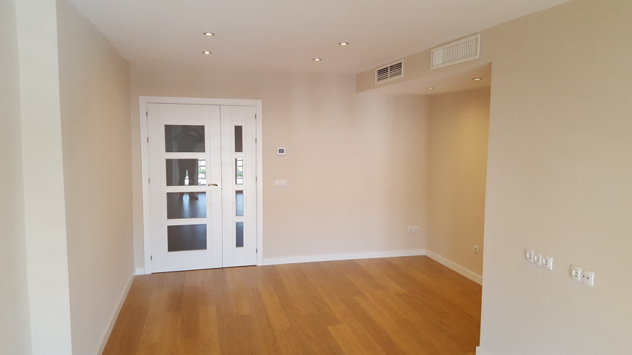 Vista general salón, carpintería madera lacada en blanco