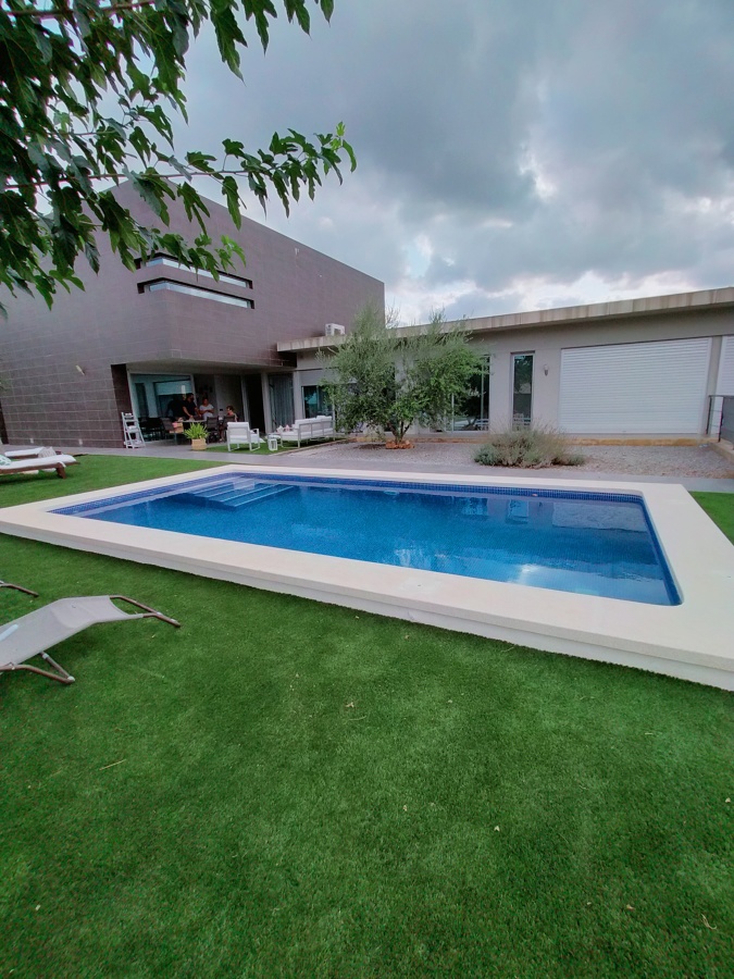 Vista general vivienda y piscina