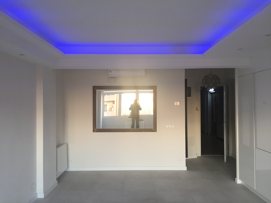 VISTA GENERAL ZONA COMEDOR, AIRE ACONDICONADO Y RADIADORES.