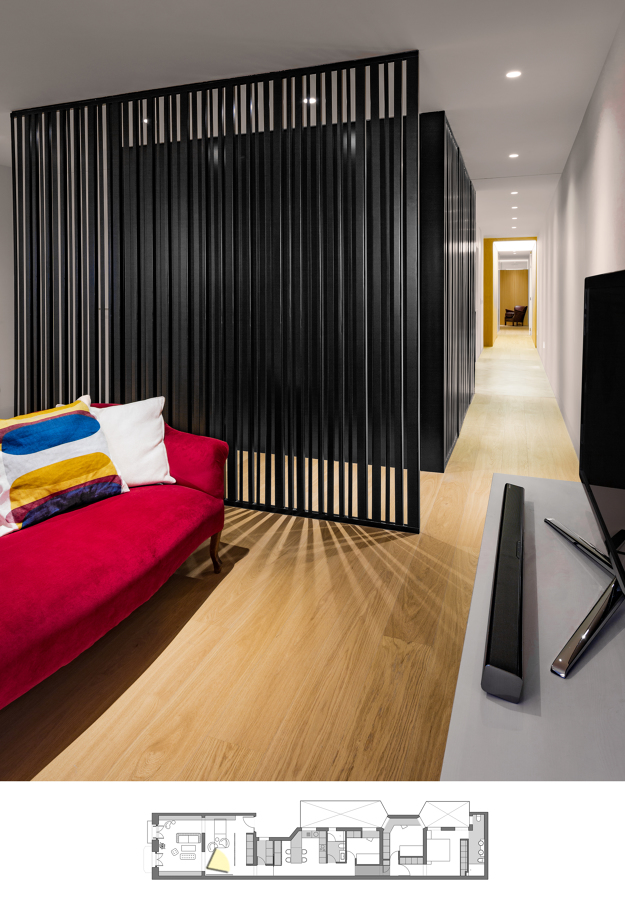 Vista hacia el hall, tras la celosía metálica.