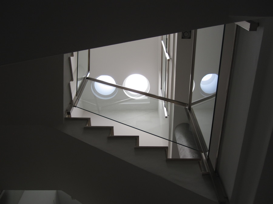 Vista hueco de escalera y claraboyas en techo