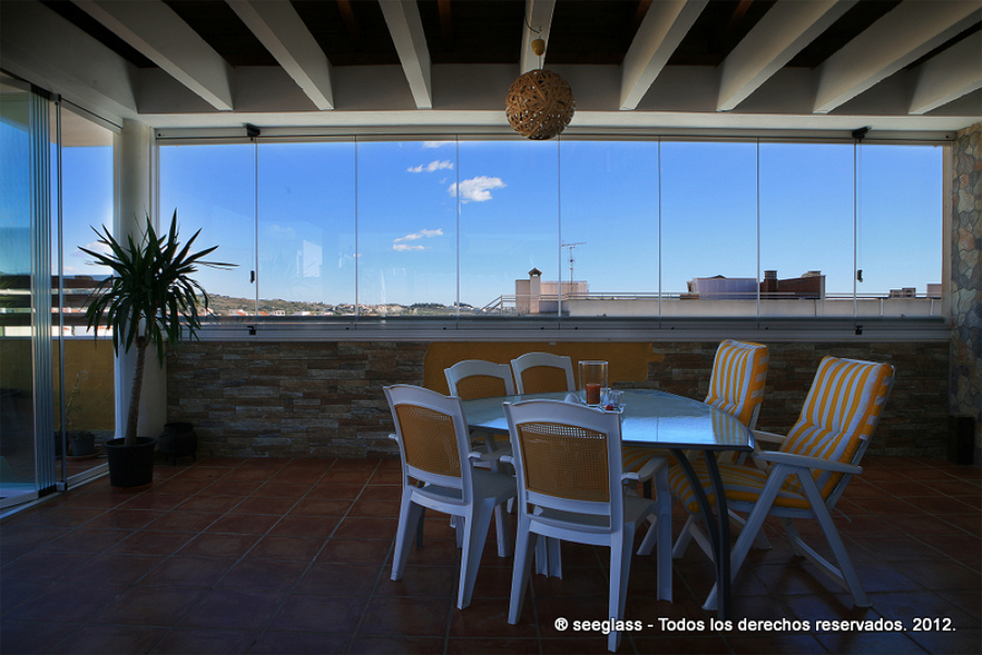 Vista Interior Cortina de cristal sobre muro