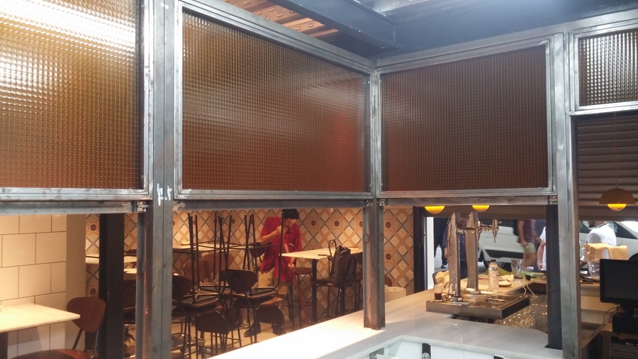 Vista interior de cerramiento de cocina con ventanas guillotina en hierro y vidrio armado