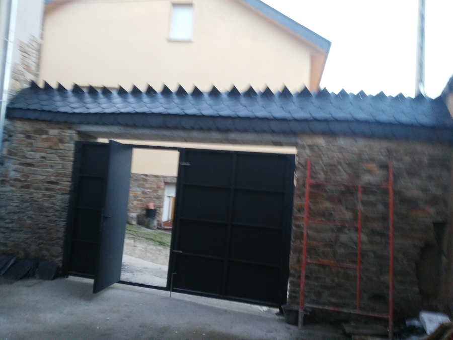 vista interior de marquesina con cumbre dentada