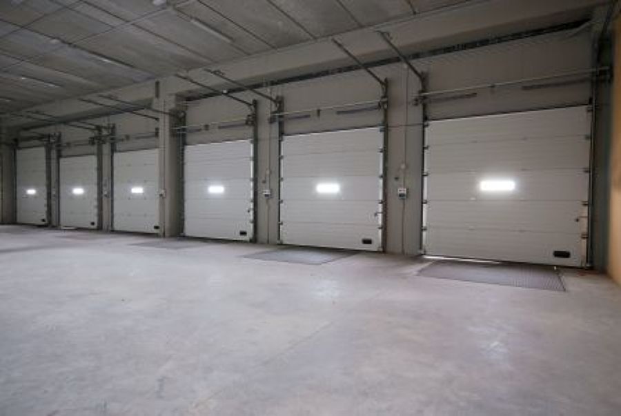 Vista interior de muelles de carga-descarga.