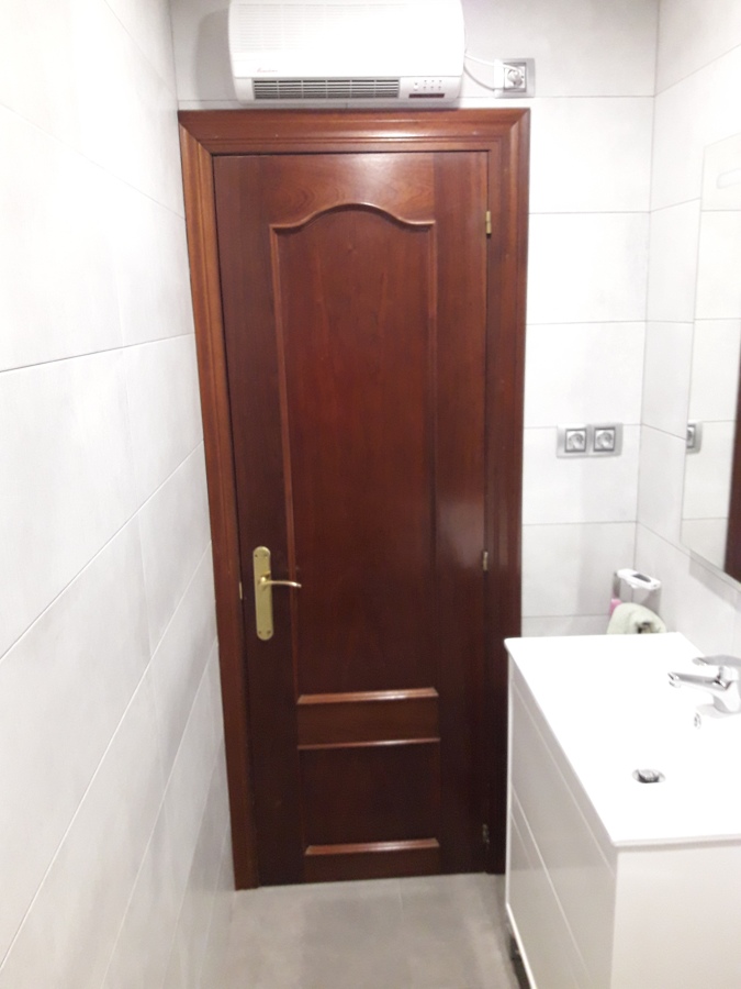 Vista interior de un baño muy estrecho