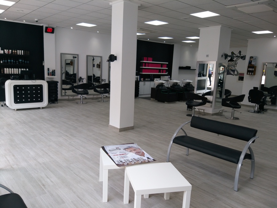 Vista interior hacia el fondo del local