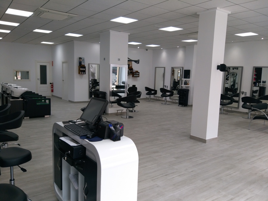 Vista interior hacia el fondo del local desde otro lateral