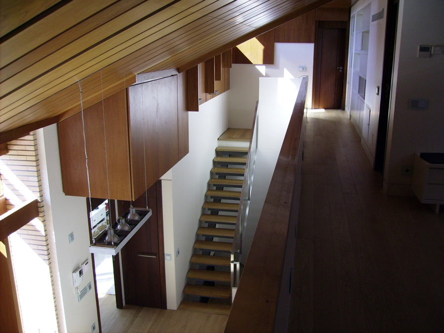 VISTA INTERIOR HACIA LA ESCALERA