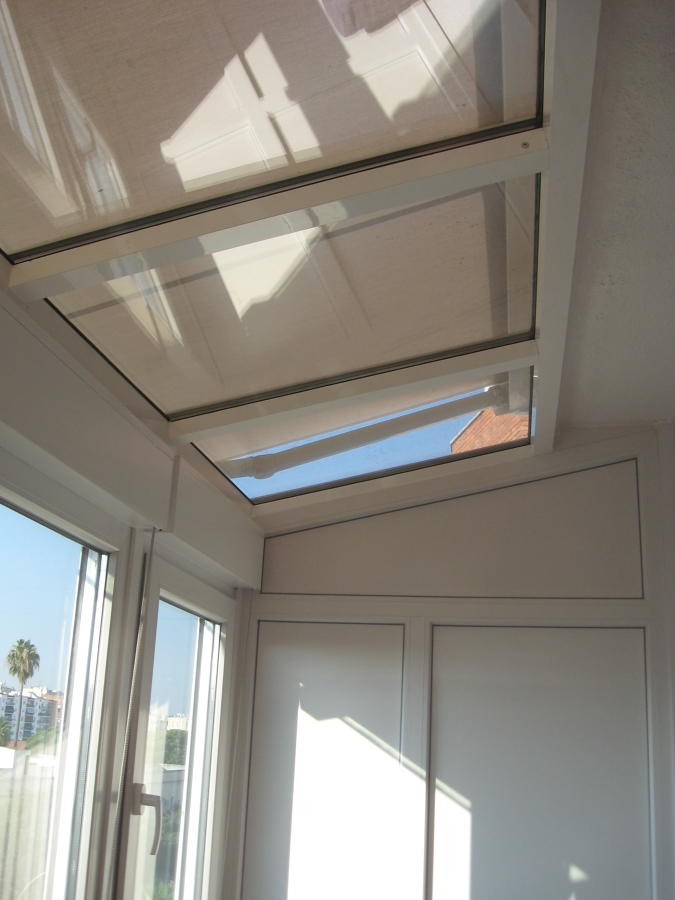 Vista interior techo con toldo extendido.