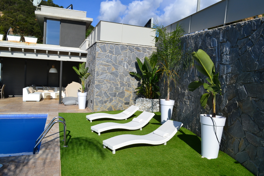 Vista izquierda zona piscina