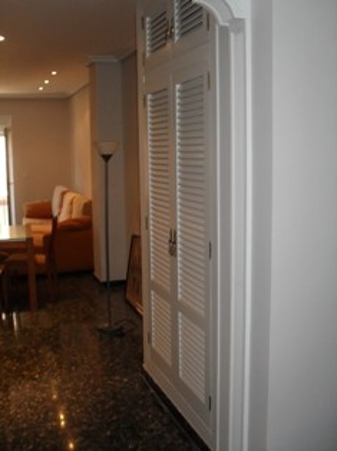 Vista lateral alacena pintada blanco