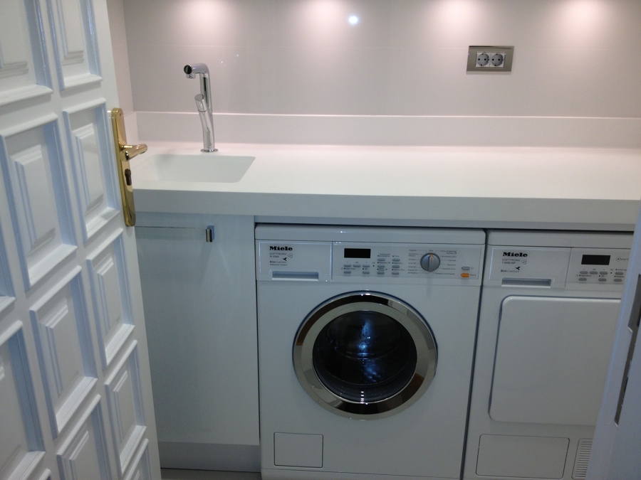 Vista lavadero construido en un pasillo de la vivienda.