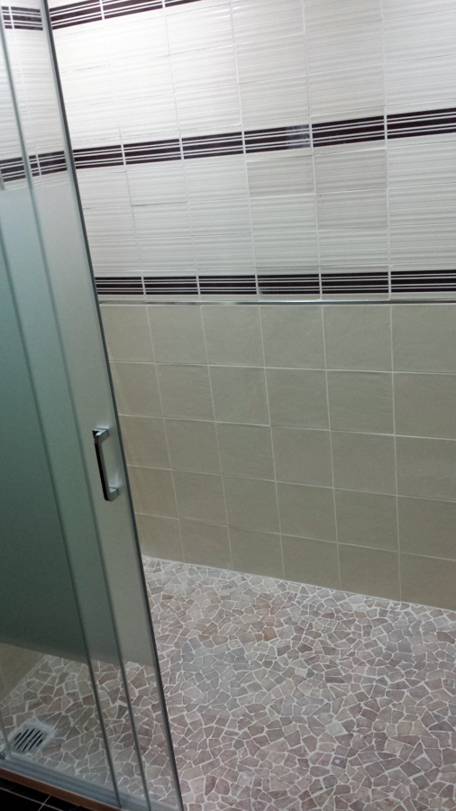 vista mampara abierta plato ducha Ema Carvajal