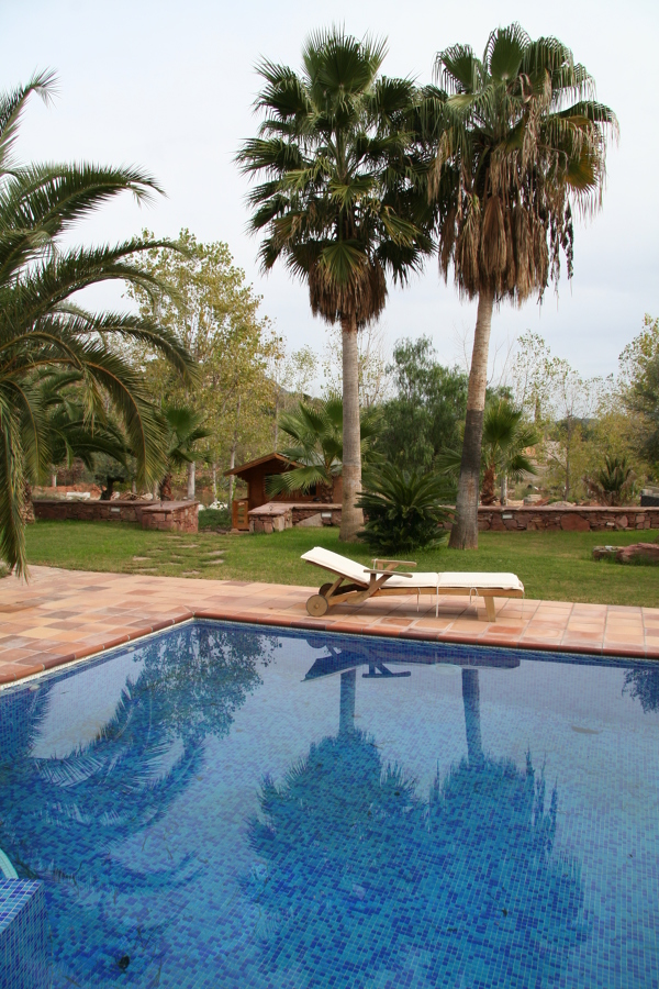 Vista muros de retención con piedra natural