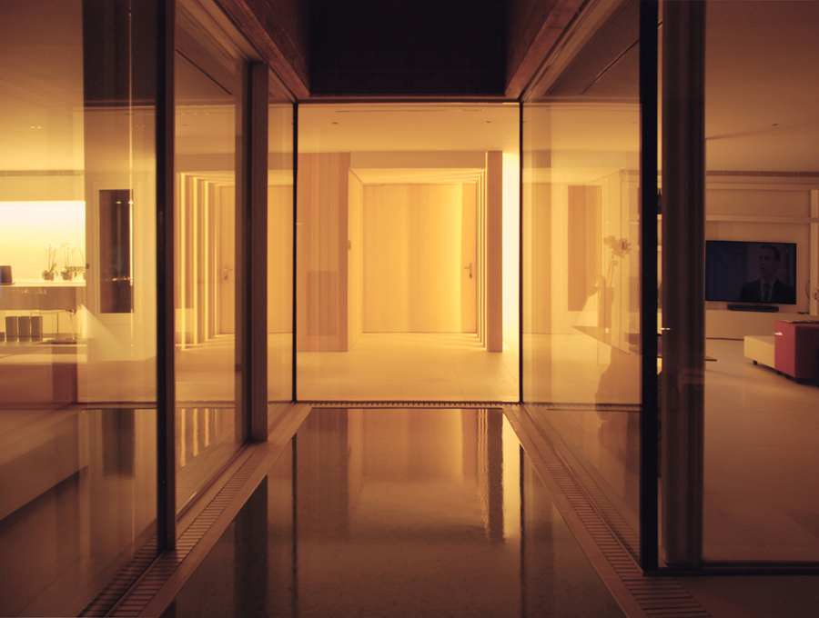 Vista nocturna del acceso.