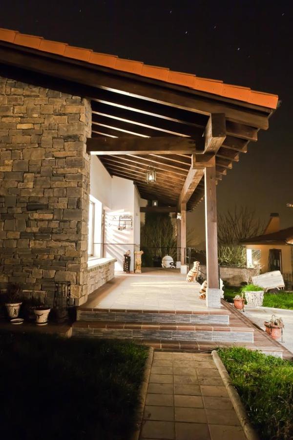 Vista nocturna del Porche