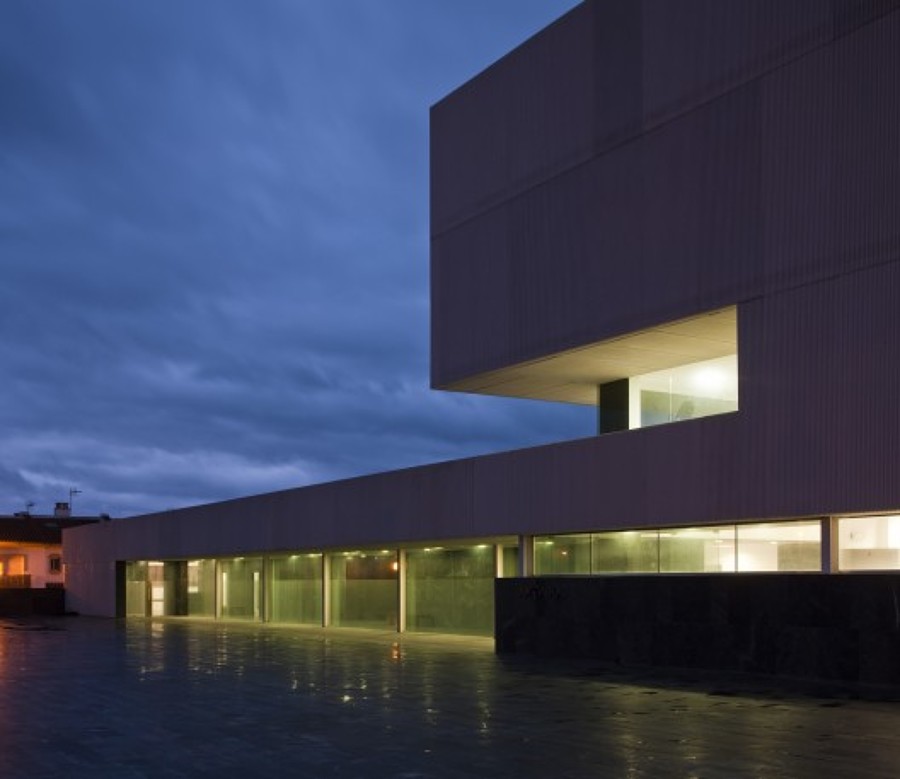 Vista nocturna edificio