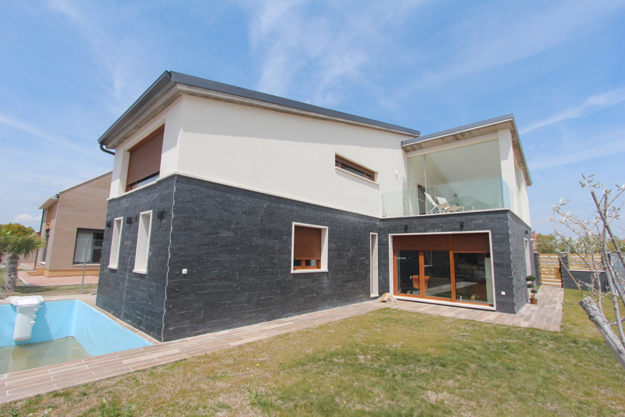 Vista parcela con piscina