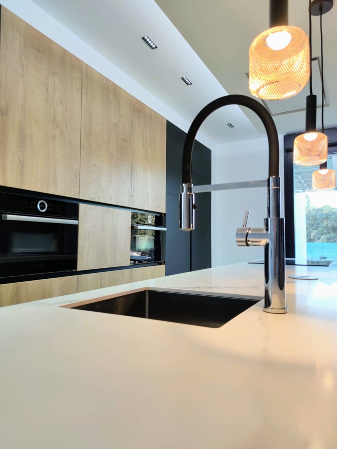 Vista parcial de cocina e isla