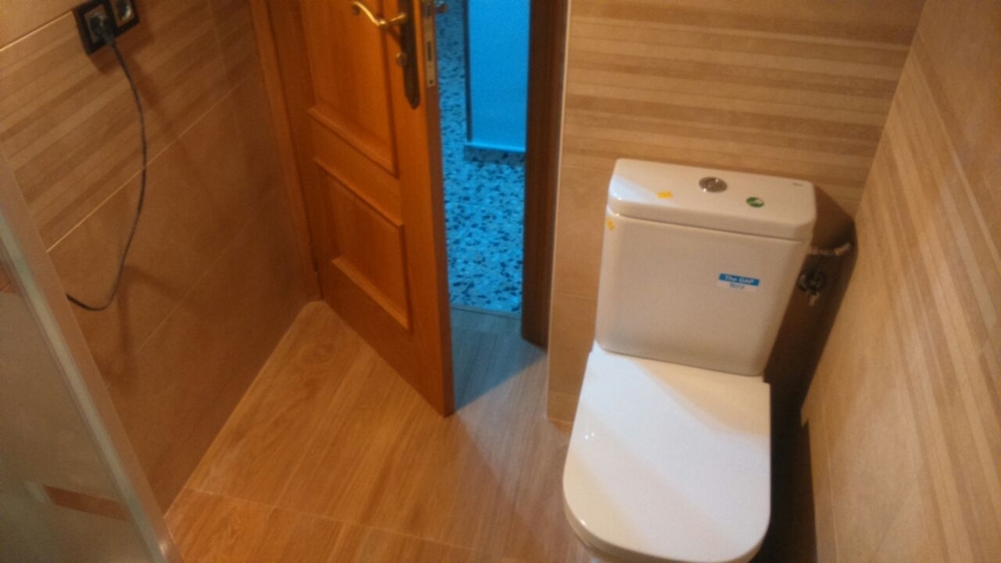 Vista parcial de la entrada al baño