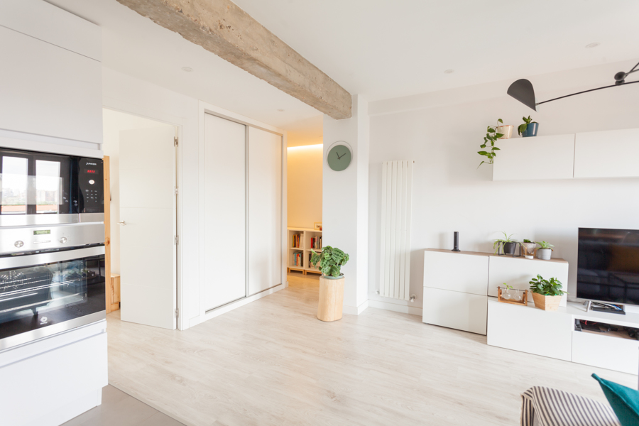 Vista parcial salón comedor con cocina abierta