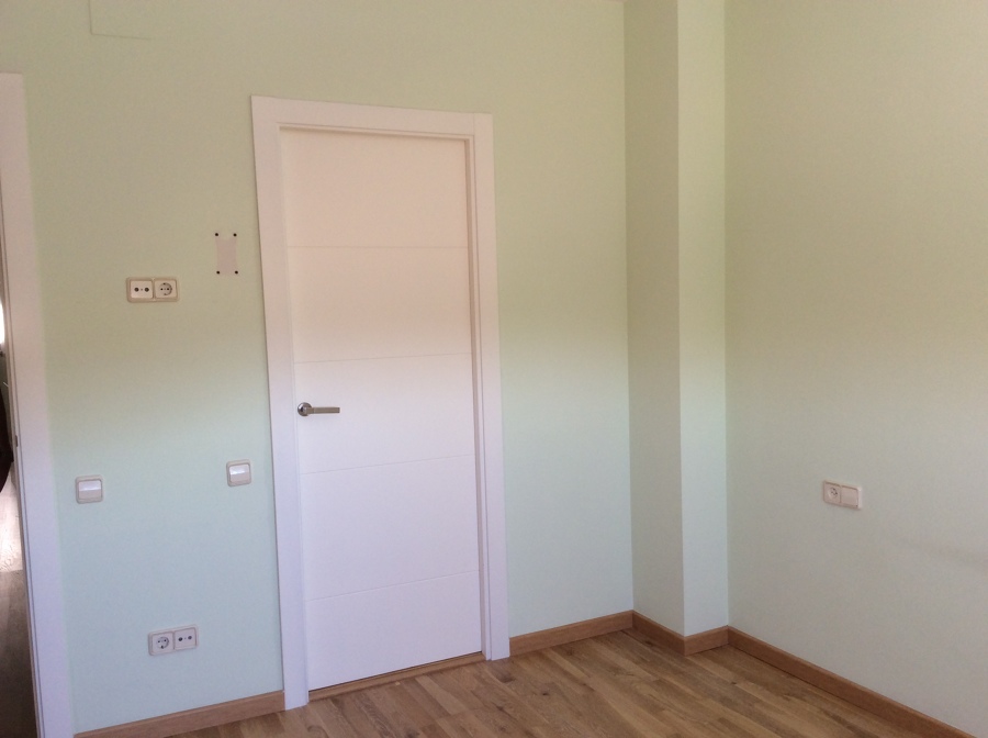 VISTA PARED CABECERO CON ESTANTERIA DE PLADUR ANTES