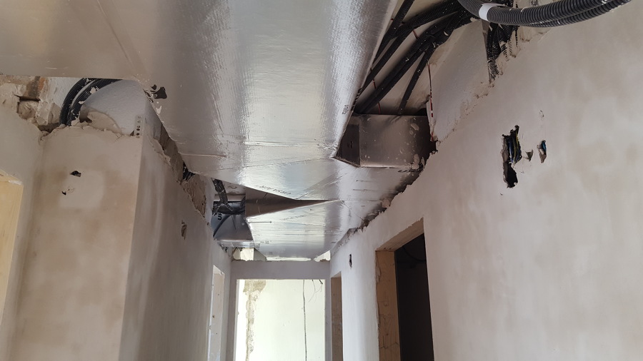 Vista pasillo, conductos de aire acondicionado centralizado