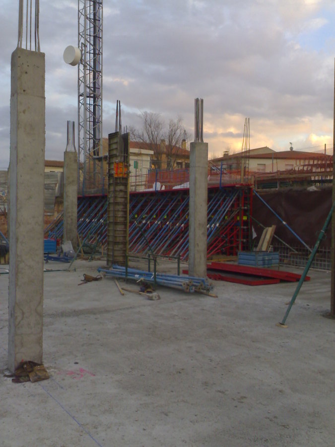 vista pilares desencofrados y encofrado muro a una cara