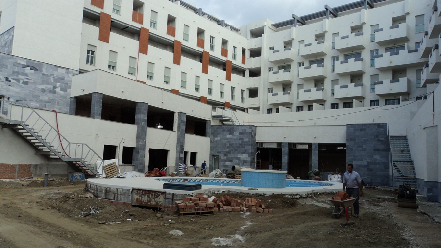 Vista piscina en construcción