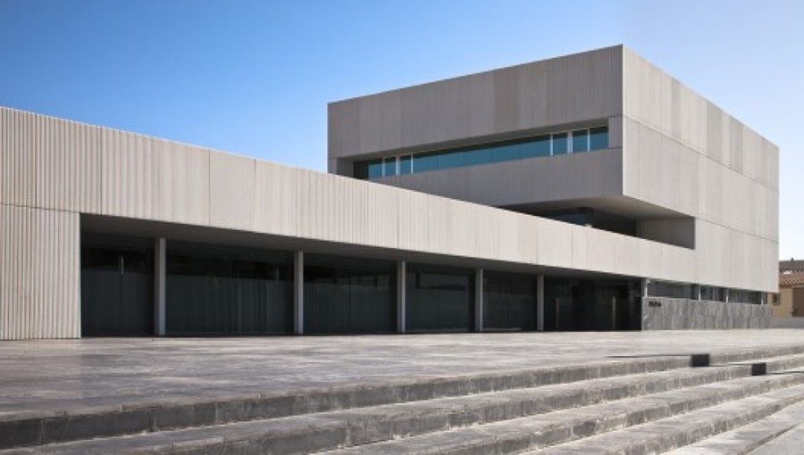 Vista plaza y entrada principal