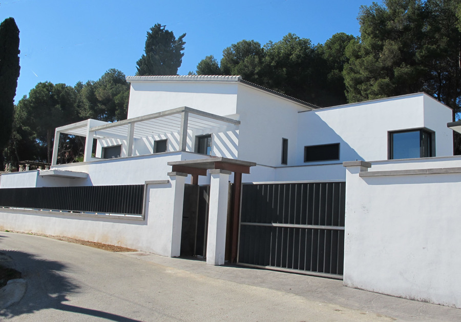 Vista principal desde la calle de acceso