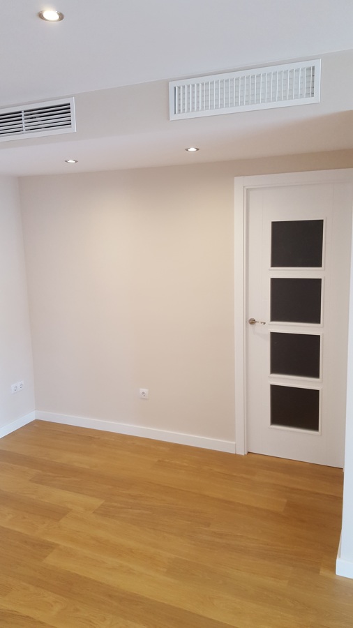 VISTA SALON, REJILLAS DE IMPULSION Y RETORNO DE AIRE ACONDICIONADO